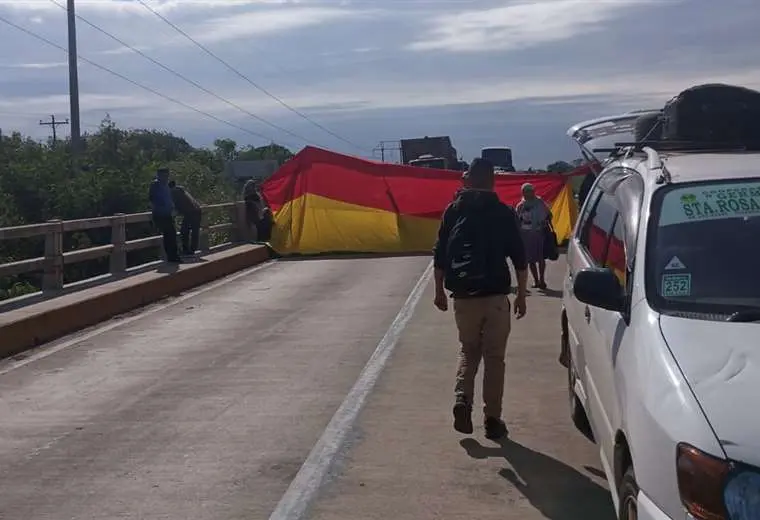 bloqueo de ruta yapacan santa cruzfoto soledad