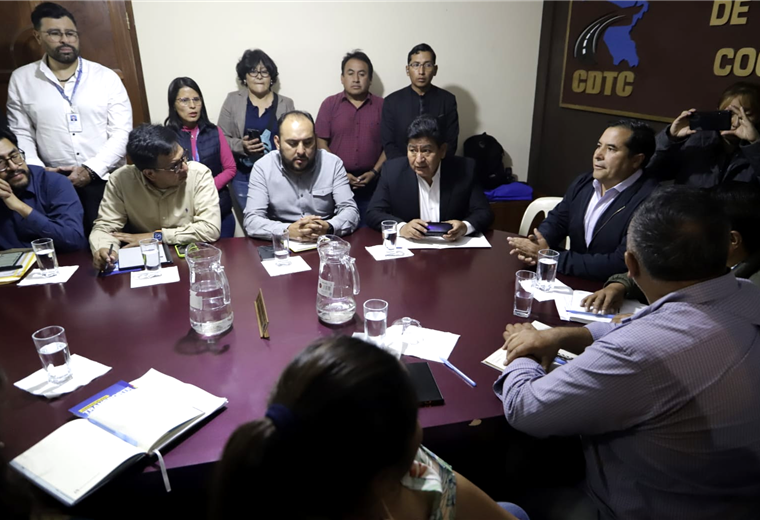 Autoridades de Estado se reúnen con dirigentes del transporte en Cochabamba. Foto. APG