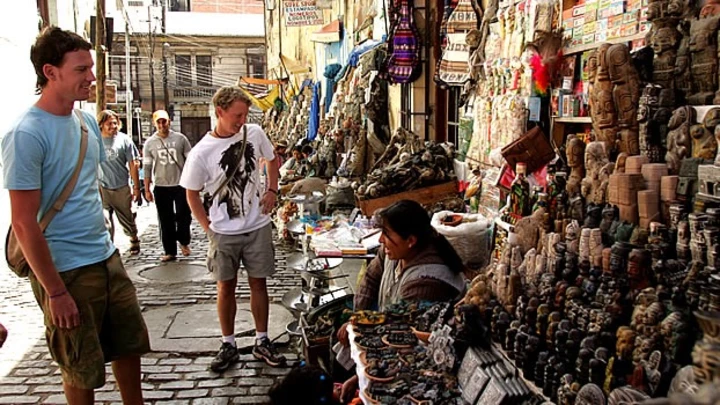 Turistas visitan la calle de las Brujas en La Paz